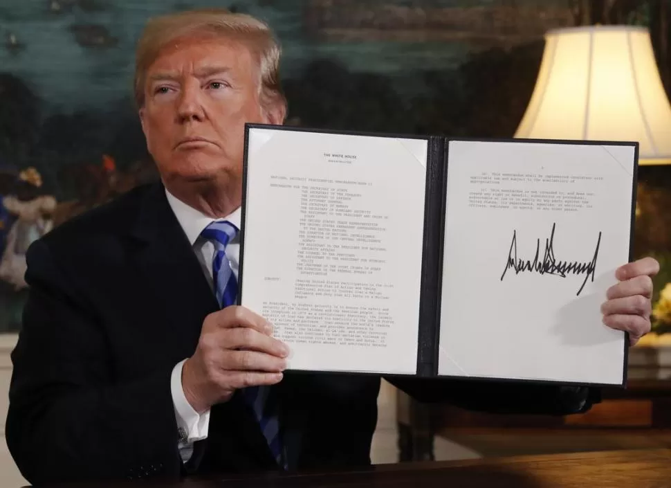 MENSAJE. Trump muestra el memorandum firmado, mediante el cual hace oficial que se retira del acuerdo.  Reuters