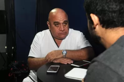 Luego del audio, el docente de la UNT asegura: “hago bromas para despertar a la clase”