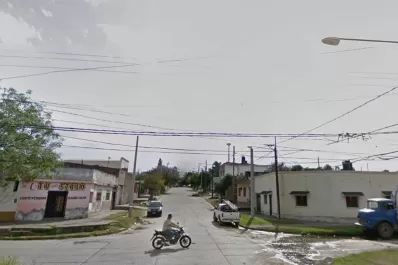 Un policía del 911 le disparó en la pierna a un joven que quiso robarle la moto