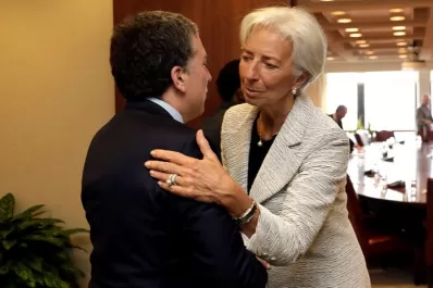 Dujovne y Lagarde acordaron iniciar negociaciones para acceder a un crédito stand by