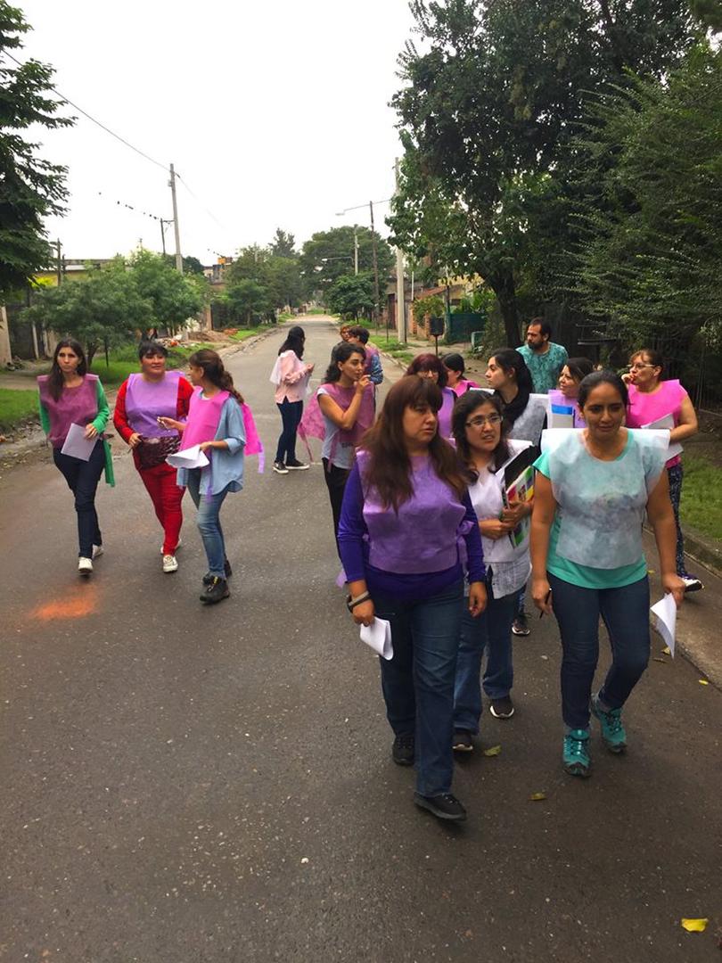 EMPODERADAS. Mujeres de los barrios Oeste II y Primero de Mayo caminaron juntas por el “Jane’s Walk”.  