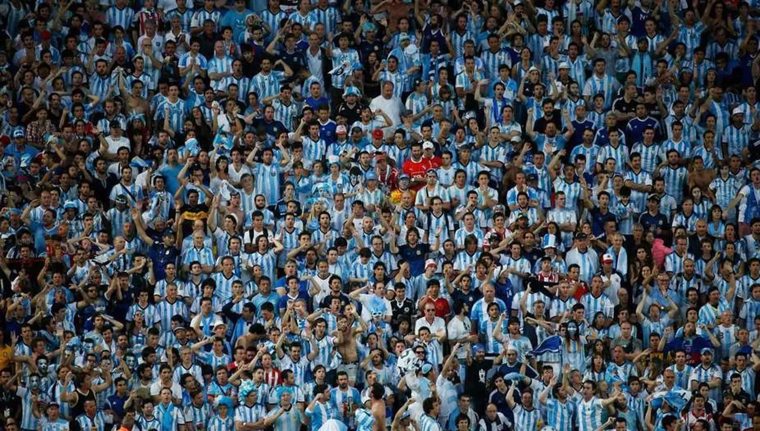 EN LA MIRA. El gobierno Nacional firmó un acuerdo con Rusia para que los barras argentinos no estén en las tribunas del Mundial. (ARCHIVO)