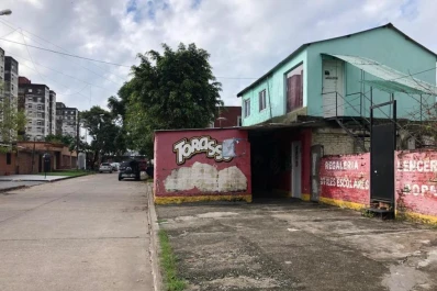 Una vereda ocupada por un negocio y una playa de estacionamiento