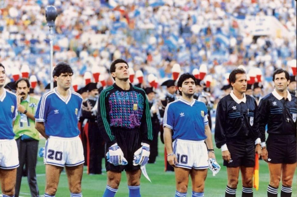 BRONCA. Maradona insulta a los italianos que silbaron el himno.
