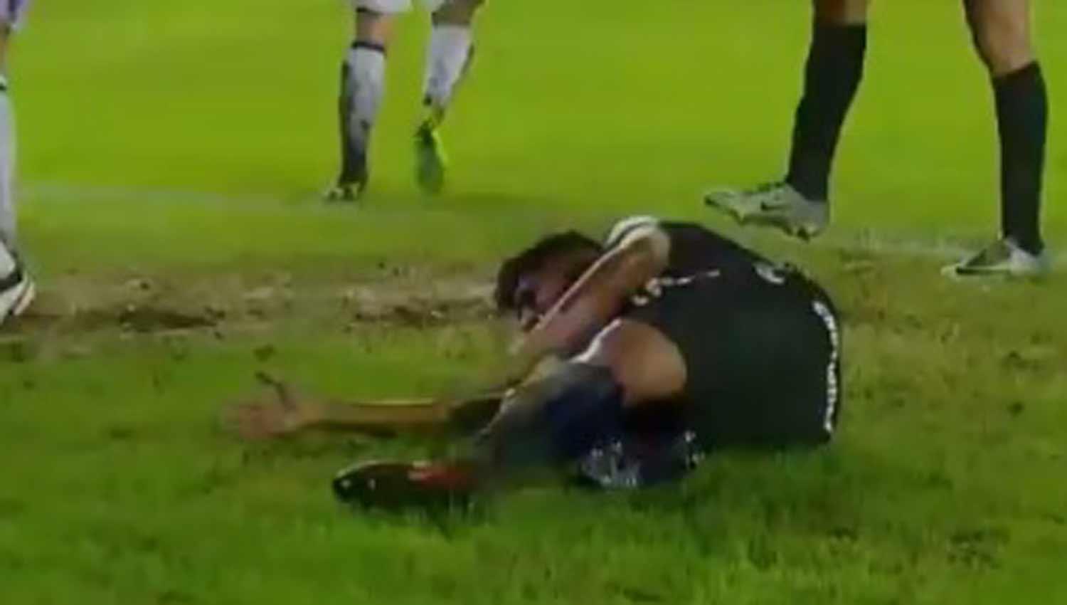 EN EL BARRO. Los jugadores de Lanús padecen las pésimas condiciones del campo. (CAPTURA DE VIDEO)