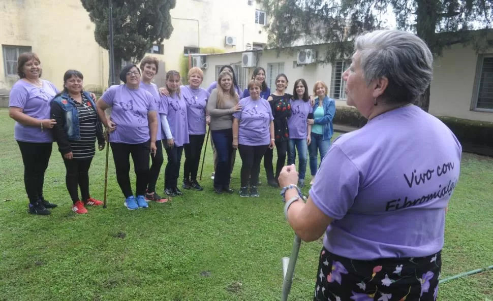 CAUSA COMÚN. En el hospital del Carmen funciona un grupo de autoayuda en el cual las pacientes con fibromialgia se sienten contenidas. Las mujeres realizan diferentes actividades. LA GACETA / FOTOS DE ANTONIO FERRONI.