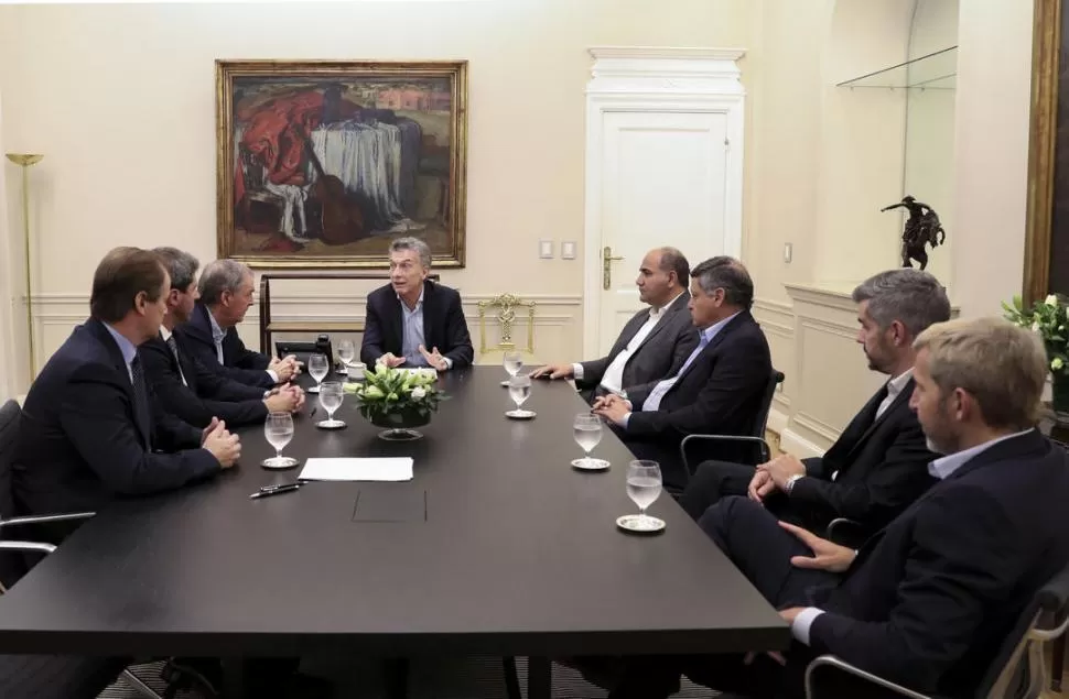 EN UNA MISMA MESA. Macri explica a los gobernadores peronistas las razones por las que se ha llegado al pedido de un crédito “stand by” al FMI. TELAM