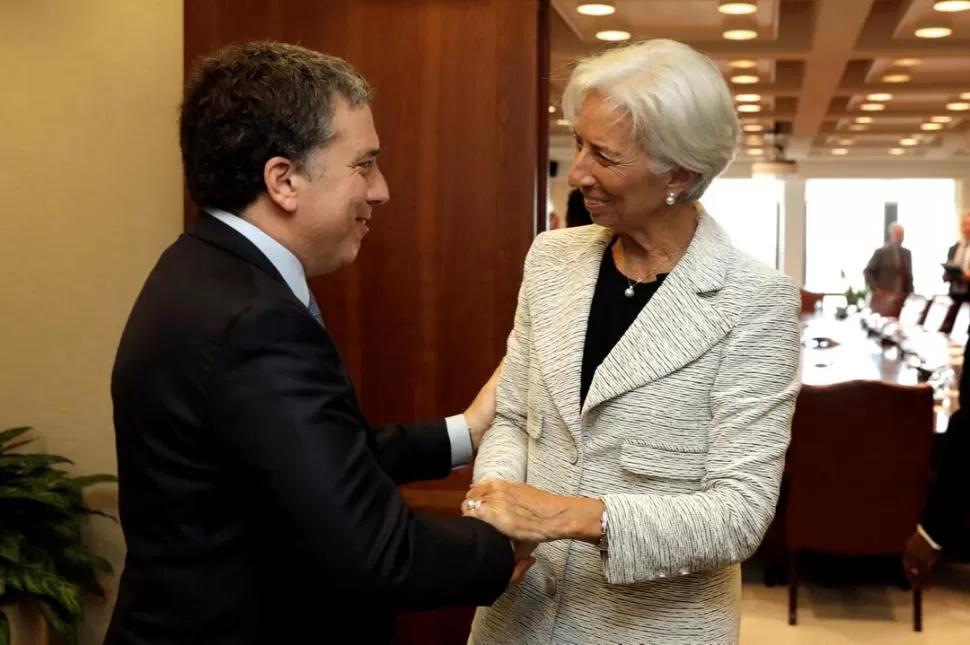 BIENVENIDA. Lagarde recibió a Dujovne con una apretón de manos en la sede del Fondo Monetario Internacional, en Washington. Reuters
