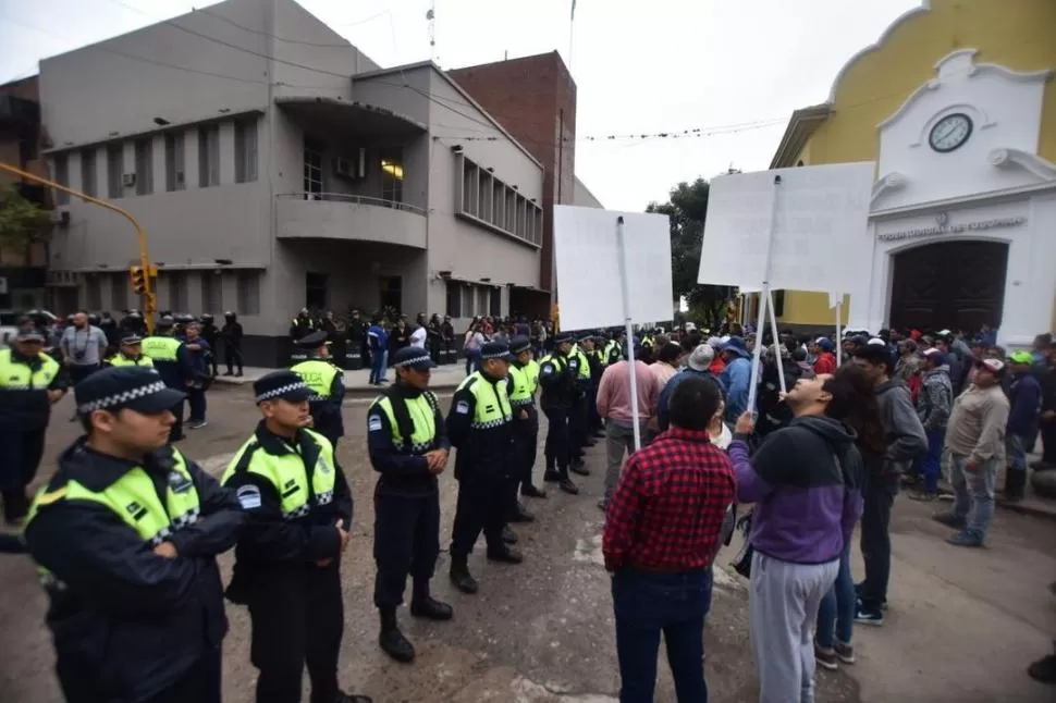 DOBLE VALLADO. Unos 150 policías se apostaron frente al edificio municipal.  