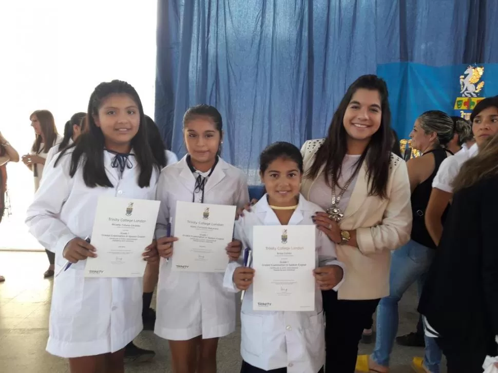 META CUMPLIDA. Las alumnas exhiben sus certificados internacionales. 