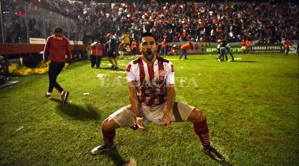 LOCURA. Martínez festejó con todo la clasificación a semifinales del Reducido. la gaceta / foto de diego Aráoz