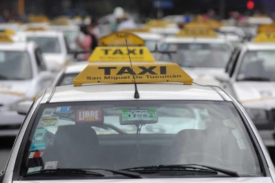 Proponen que el taxista pueda cobrar con débito