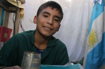 A los 12 años fundó su propia escuela y así ayuda a los chicos del barrio