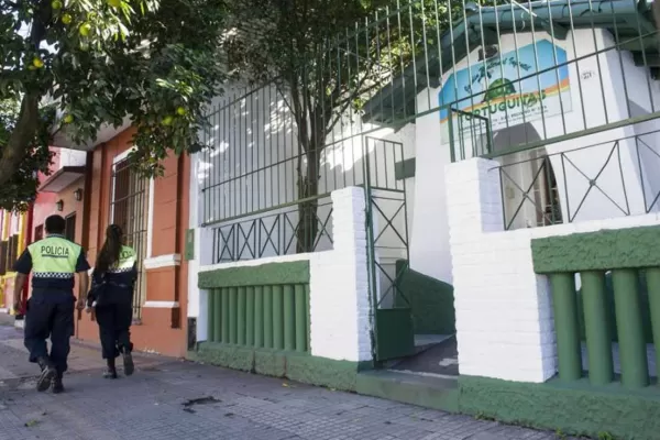Buscan al ladrón del bebé en la puerta de un jardín en barrio Sur