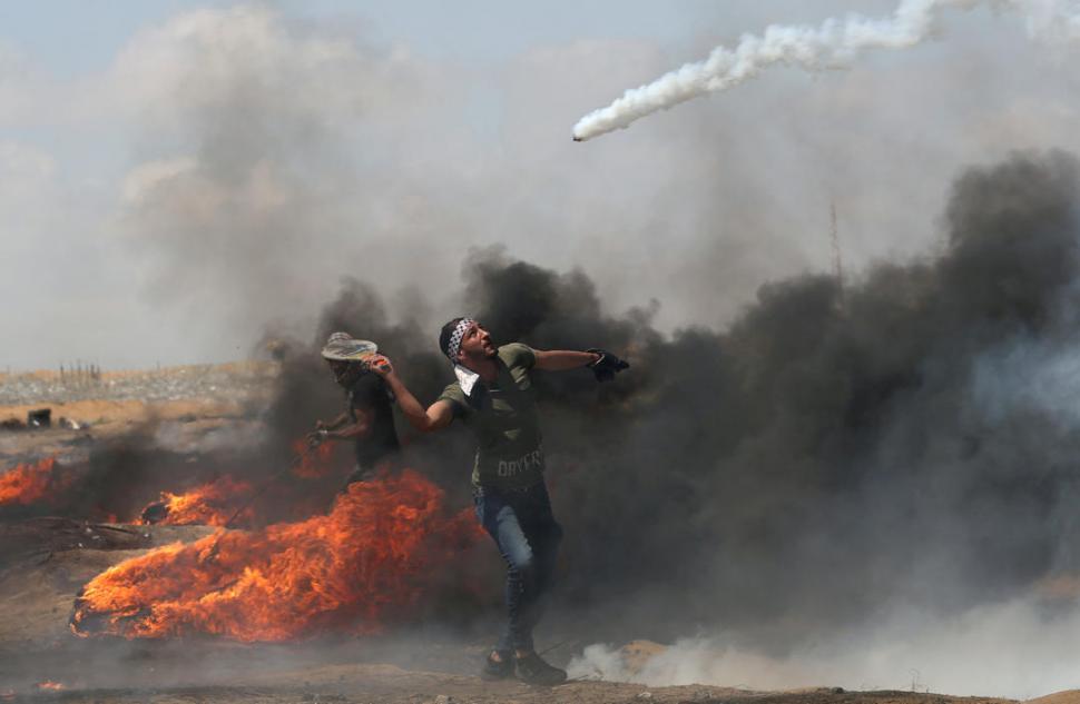 POLVORÍN. Una persona murió y más de 10 resultaron heridas durante las protestas de ayer, en Gaza.  REUTERS