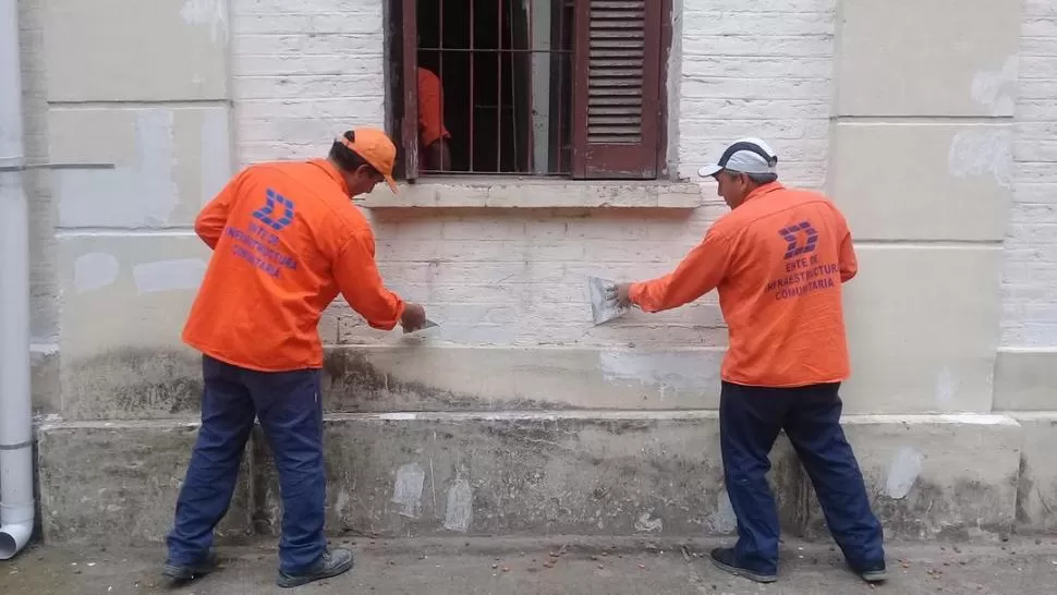 MANO DE OBRA. Personal del Ente de Infraestructura restaura un inmueble. Ente de Infraestructura Comunitaria de Tucumán