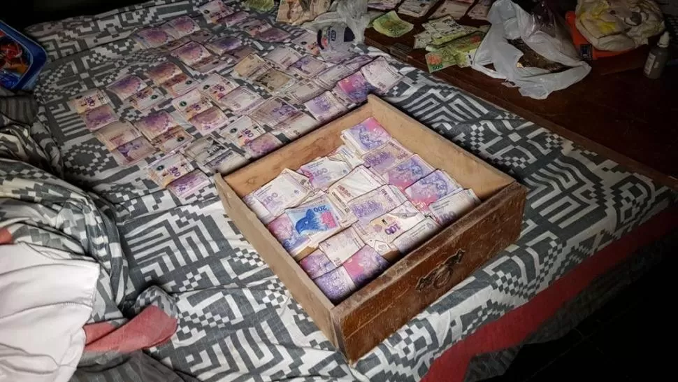 GANANCIAS. En Aguilares los policías encontraron unos $87.000 escondidos. 