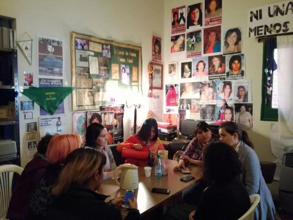 CASOS DE ABUSO. Integrantes de la Casa de las Mujeres se reunieron ayer y realizaron la denuncia pública.  