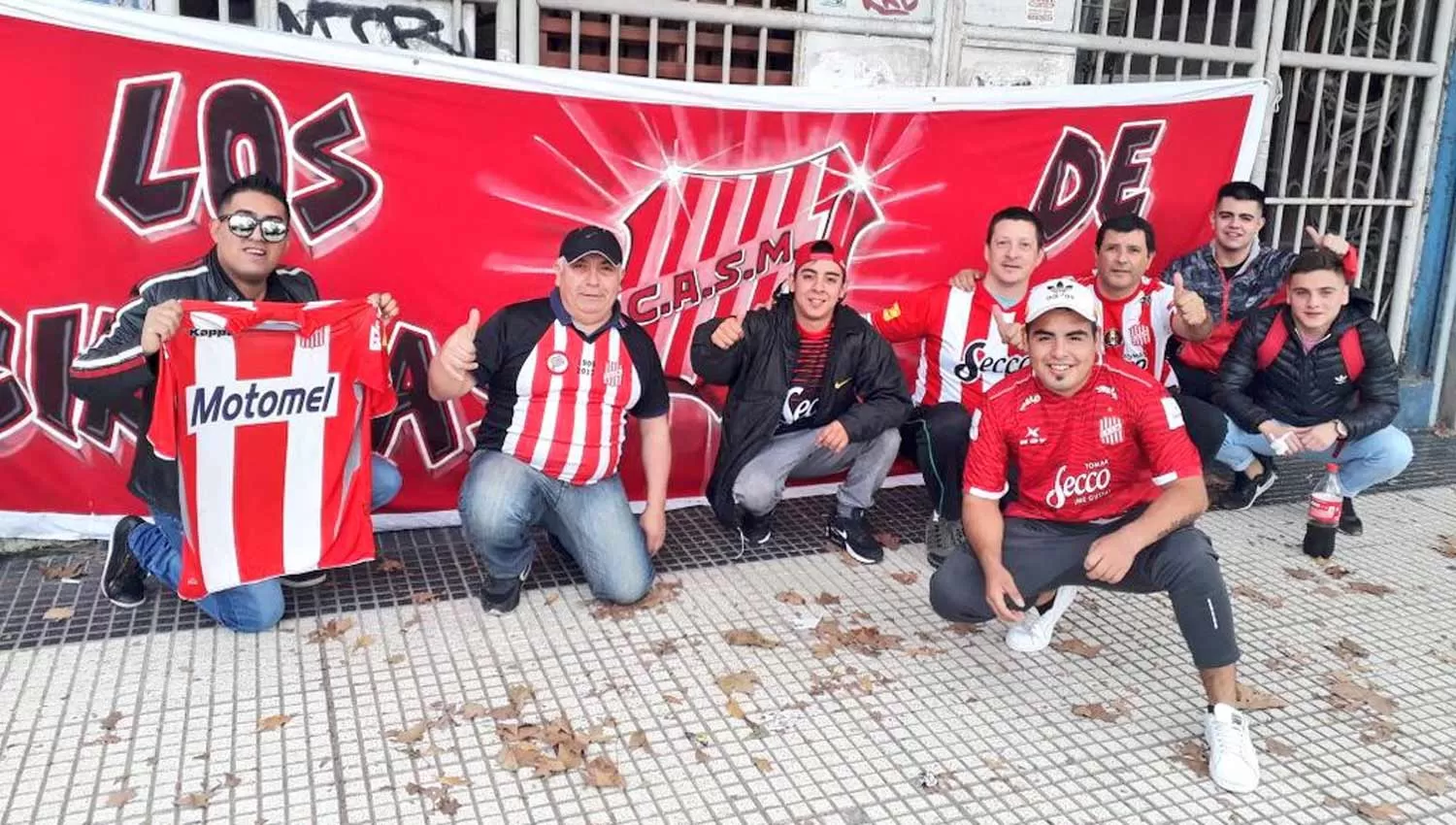 PRESENTES. Los fanáticos Santos en Carlos Casares, esperando el partido ante Agropecuario. (@Gachy_Cardozo)