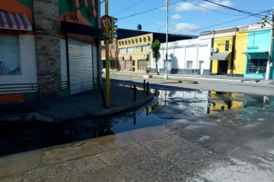 Agua estancada en una esquina de la ciudad de Famaillá
