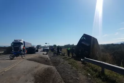 Impactante choque entre una camioneta, un camión y un ómnibus de larga distancia