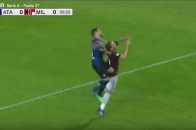 Video: mirá el tremendo rodillazo de Papu Gómez a Biglia, que lo dejaría fuera del Mundial