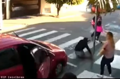 Video: una policía de civil mató a un ladrón frente a una escuela llena de chicos