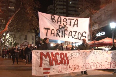Trabajadores marchan para rechazar el aumento en los servicios