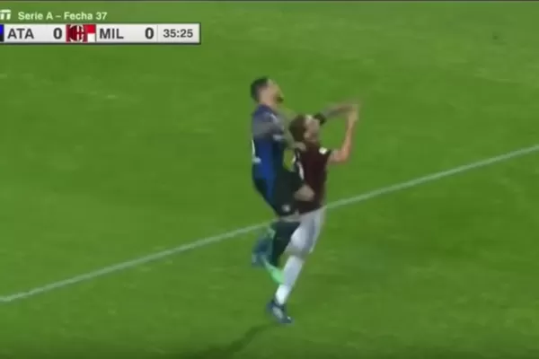 Video: mirá el tremendo rodillazo de Papu Gómez a Biglia, que lo dejaría fuera del Mundial
