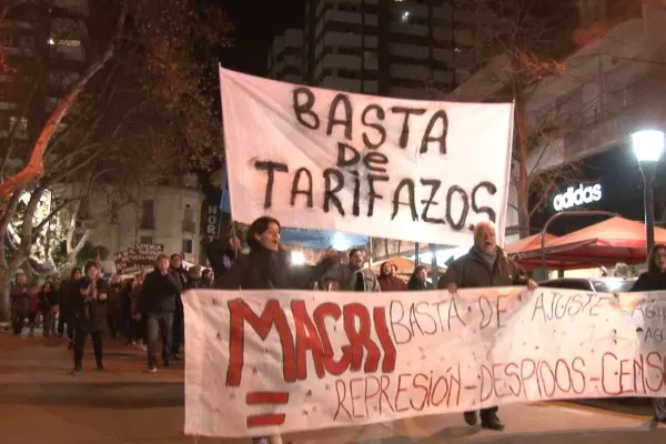 Trabajadores marchan para rechazar el aumento en los servicios