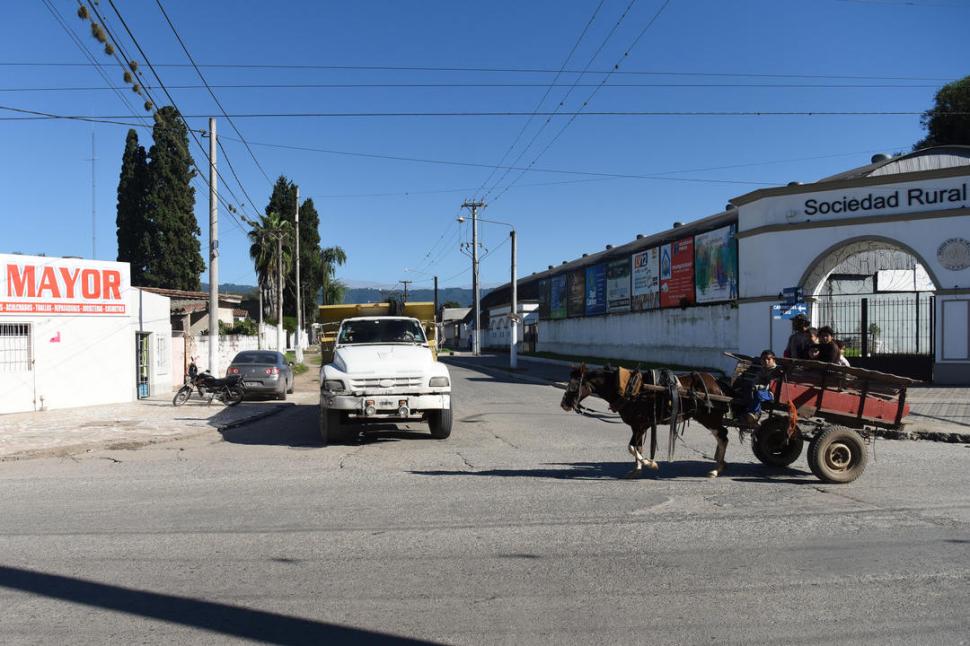 MEZCLA. En Frías Silva y Camino del Perú se cruzan todo tipo de vehículos: camiones, autos, motos y carros. 