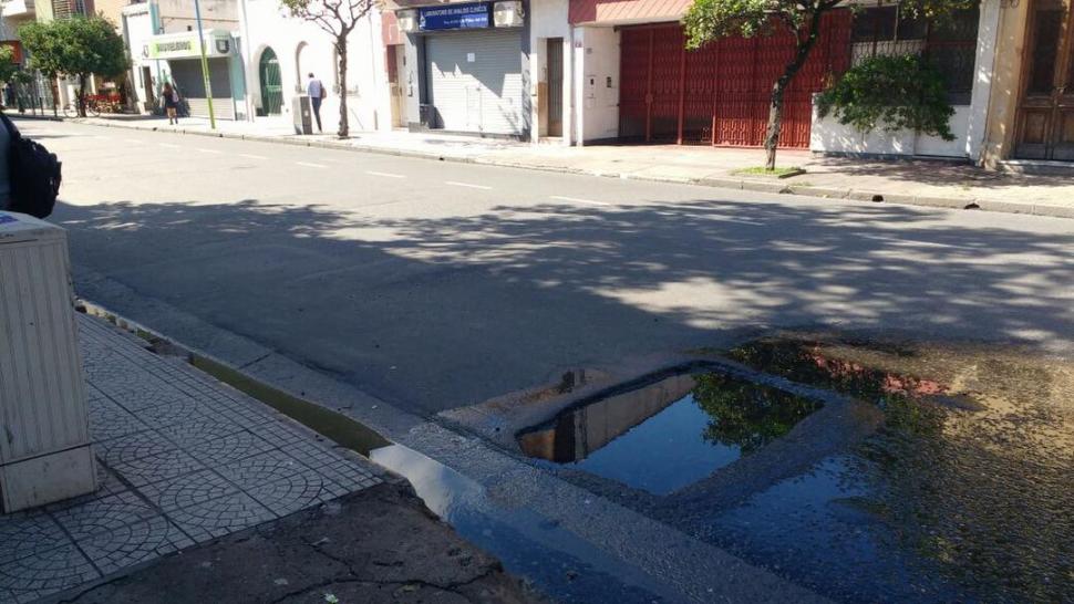Agua estancada en una esquina de la ciudad de Famaillá