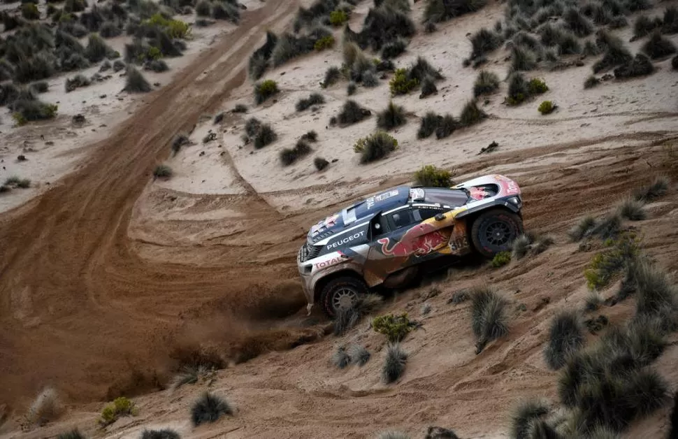 EN MEDIO DE LA NADA. La organización del Rally Dakar provee a cada equipo de un GPS sellado, que no sólo cuenta con información, sino que también colecta datos. reuters