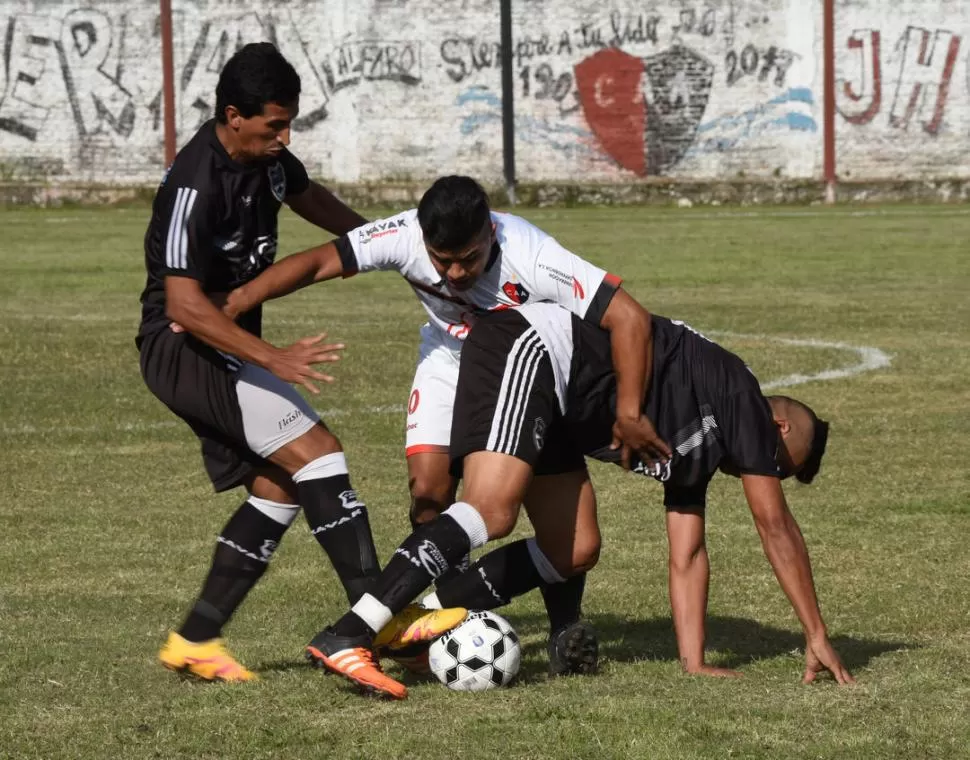 ENREDADOS. Mauricio Bustos, de Amalia, intenta apoderarse de la pelota ante la marca de Quiroz y Morán, de Central Norte. la gaceta / Foto de José Nuno