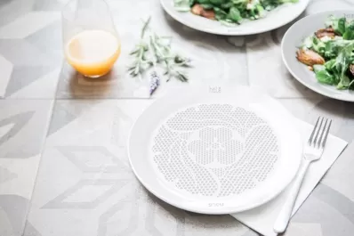 Crean un plato que absorbe la grasa de los alimentos y reduce hasta en un 30% las calorías de la comida