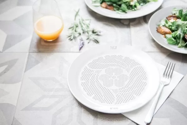 Crean un plato que absorbe la grasa de los alimentos y reduce hasta en un 30% las calorías de la comida