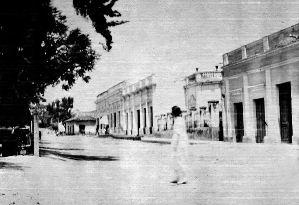 SAN PEDRO DE COLALAO. Una de las calles de la villa, registrada en  esta foto de 1913. 
