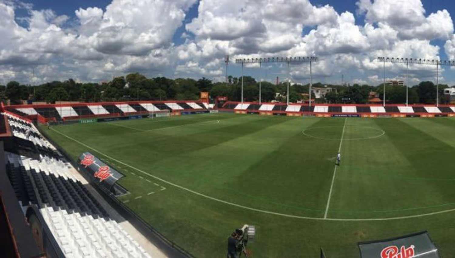 UNA CABECERA. El estadio Nicolás Leoz cuenta con 12.000 localidades y los tucumanos serían ubicados en una de las tribunas populares. FOTO TOMADA DE ABC.COM.PY