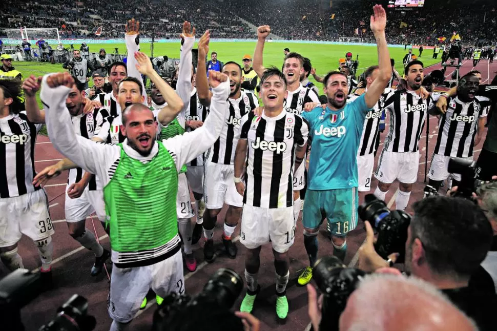 CAMPEÓN DEL “CALCIO”. Paulo Dybala celebró ayer con Juventus. 