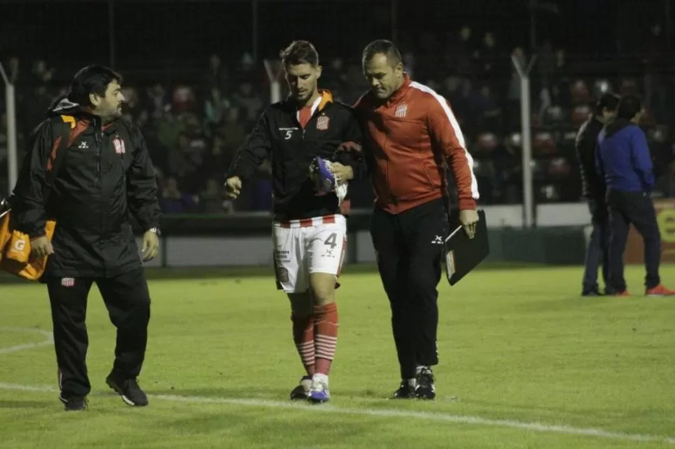 ¡QUÉ DOLOR! Espíndola López se retira con mucha dificultad, acompañado por el entrenador de arquero Alejandro Protti. foto de Alejandro Cruz  / prensa CASM