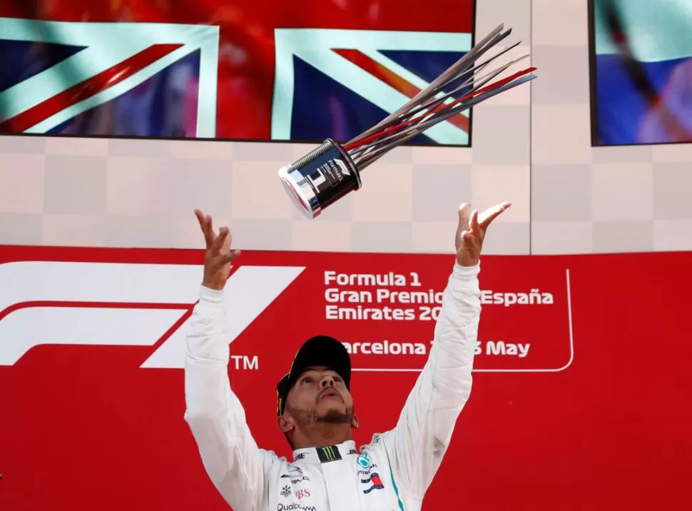 FELIZ. Hamilton festeja la victoria      en el podio. reuters 