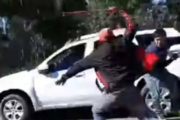 Detuvieron a uno de los manifestantes que atacó a una mujer en la entrada de El Cadillal