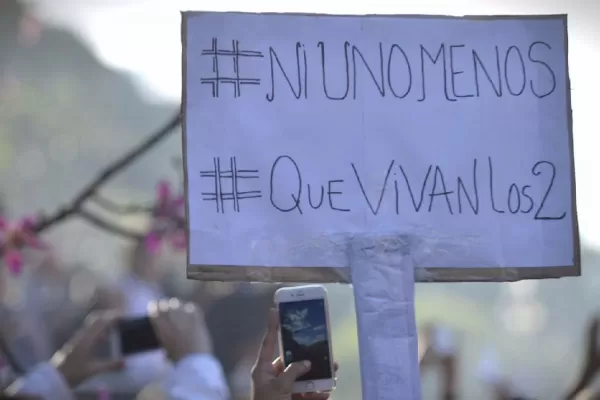 Una ONG presentó el pañuelo celeste como símbolo de la lucha contra el aborto