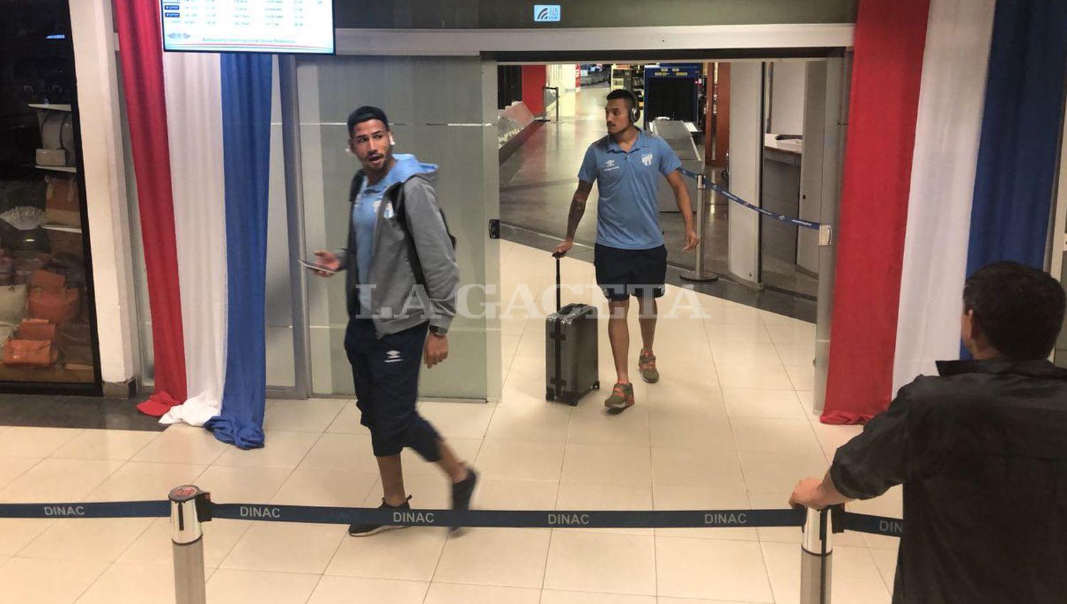 Gonzalo Freitas y Jonathan Cabral. Los jugadores llegaron a Paraguay pasadas las 23. LA GACETA/ NICOLÁS IRIARTE