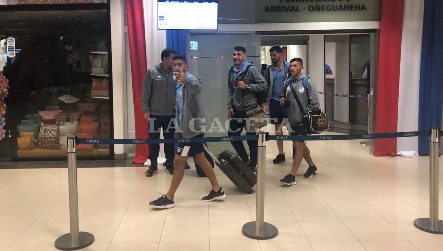 Aliendro, Nuñez, Acosta y Romat. Los jugadores llegaron a Paraguay pasadas las 23. LA GACETA/ NICOLÁS IRIARTE