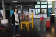 Una silla gigante atrae a los visitantes del museo en Ciencias Exactas