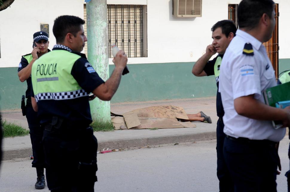 INVESTIGACIÓN. Policías esperan instrucciones de sus superiores el día que el menor de 17 años cayó en la veredad de Villa Angelina. LA GACETA/FOTO DE  HÉCTOR PERALTA (ARCHIVO)