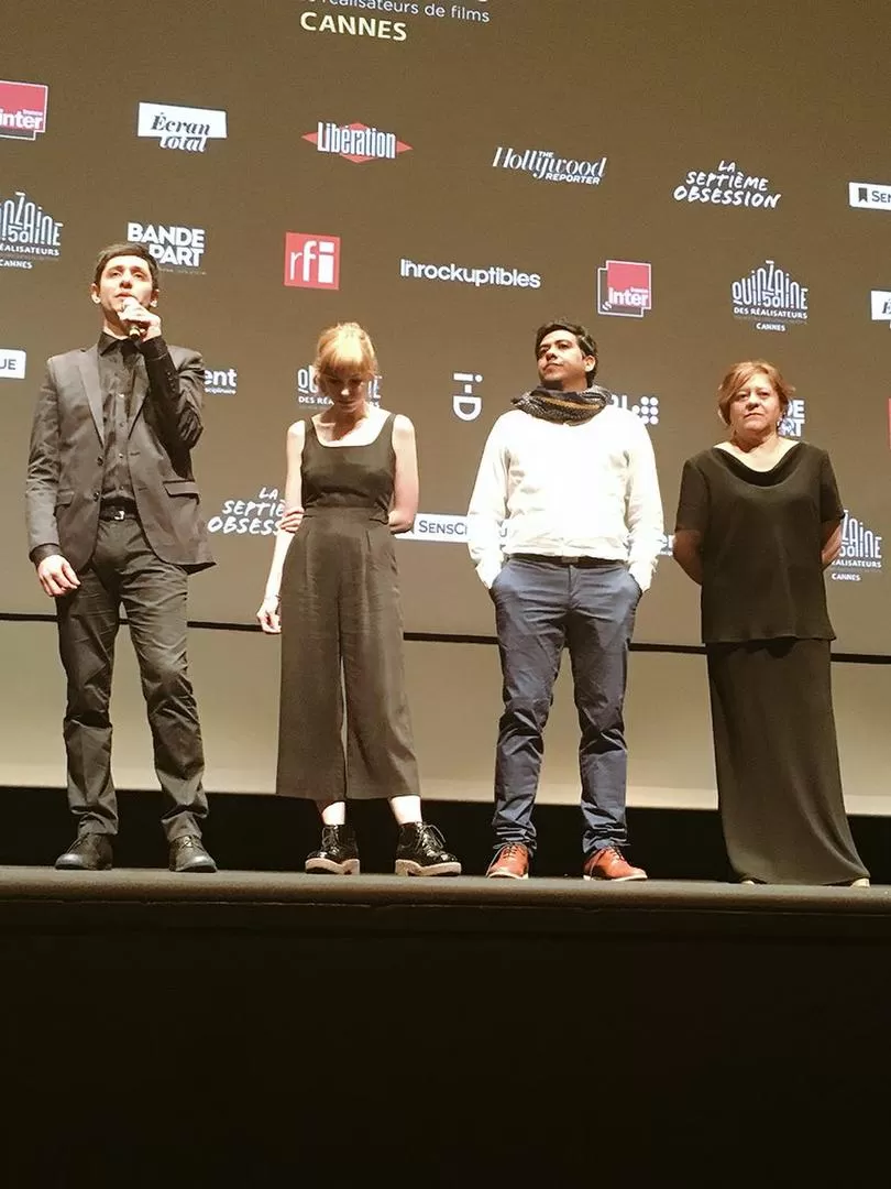AGRADECIMIENTO. Habla Toscano, el director, junto a Prina, Juárez y Benítez Vivart, los actores, ayer en Cannes.-  FOTOS CANNES.-