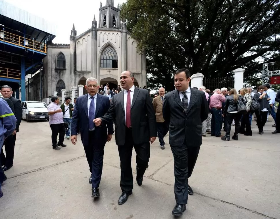 INGENIO AZUCARERO. Emilio y Martín Luque y el gobernador Manzur salen de la misa de bendición.  gentileza ingenio leales 