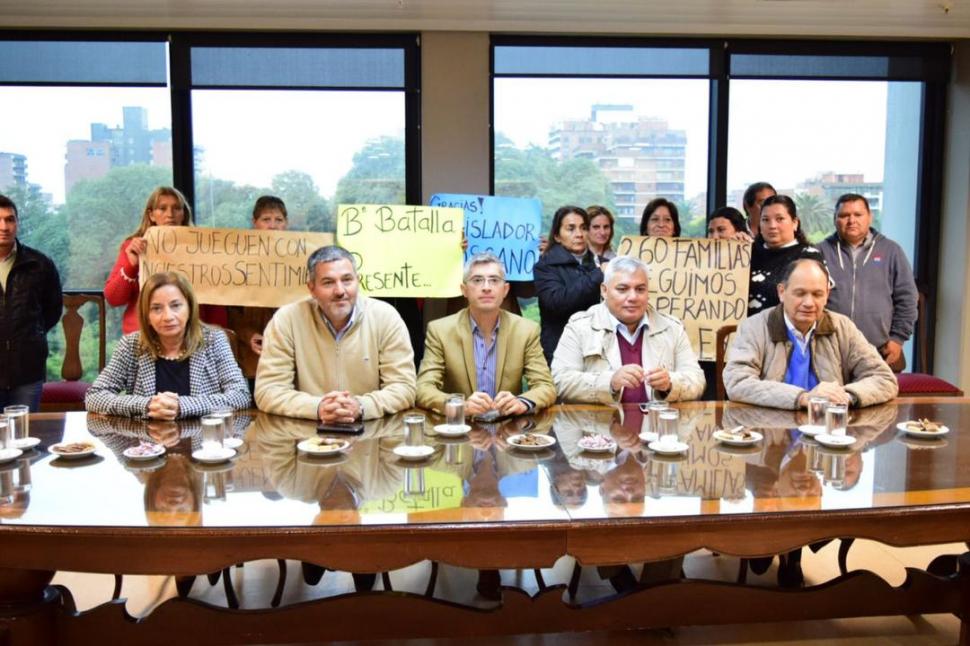 CONTRARIADOS. Cinco de los legisladores afines a Cambiemos, acompañados por vecinos del barrio Batalla de Tucumán, expresaron críticas al PJ. prensa bloque ucr